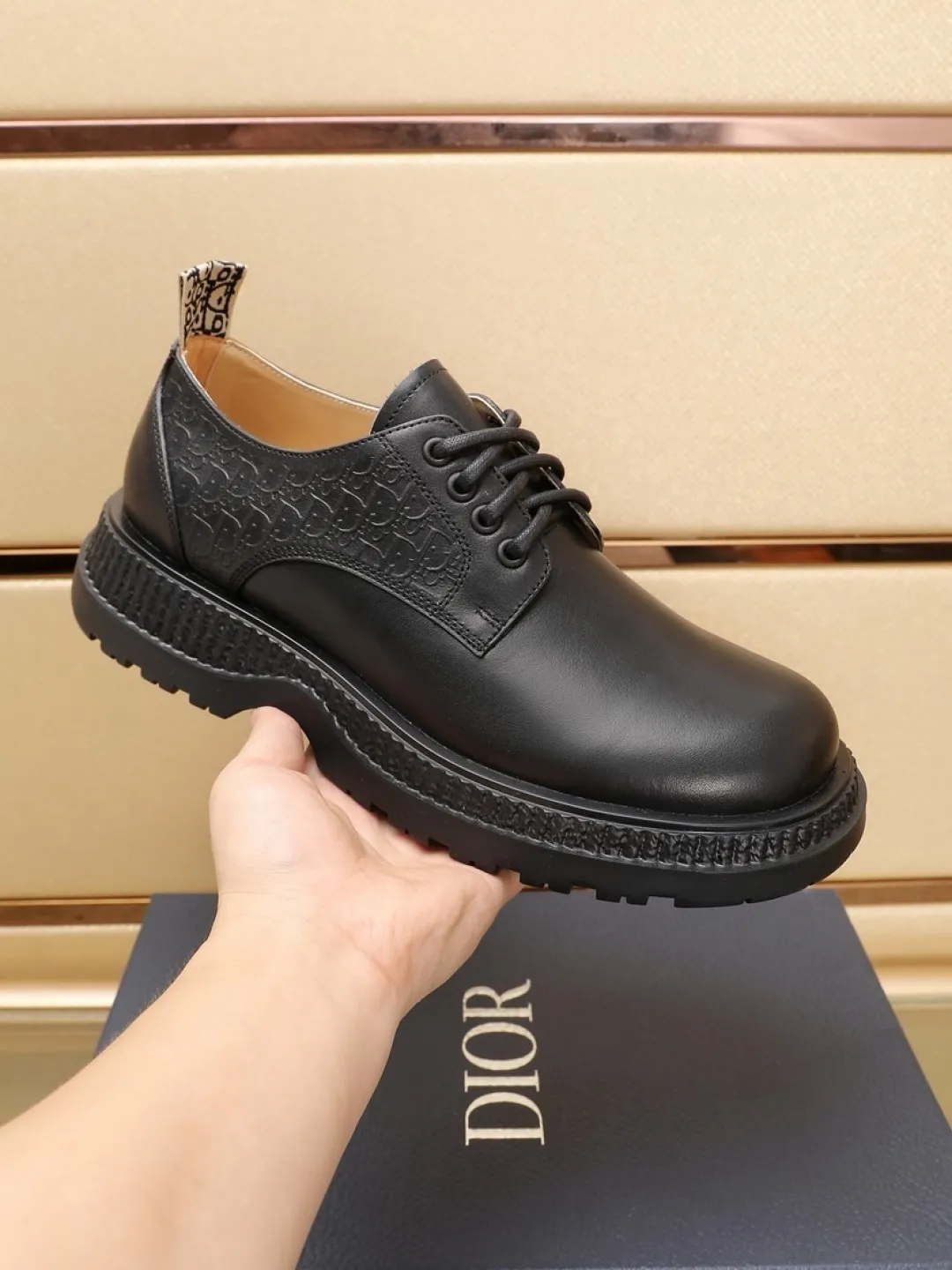 Factory P500💰Dior Buffalo's new low-top Derby casual leather shoes, a new product in the 2024 spring men's series, ideally combine unconventional characteristic elements with Dior's high-end aesthetic style. The original first-grain calfskin upper features side panels with a tonal debossed Oblique print, and the chunky rubber sole showcases a crepe-effect design. Styled with wide leather laces and Oblique-printed rear pull tabs, they add a modern touch to any look. Practical and stylish, it can be easily paired with a variety of casual looks. Size: 38-44 (45 customized)